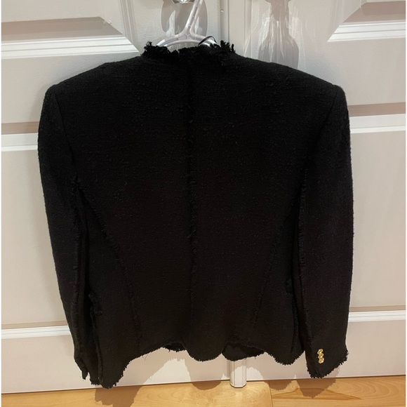 Brand new Zara jacket, like Emily in Paris. New without tag. Size medium. - Picture 2 of 4